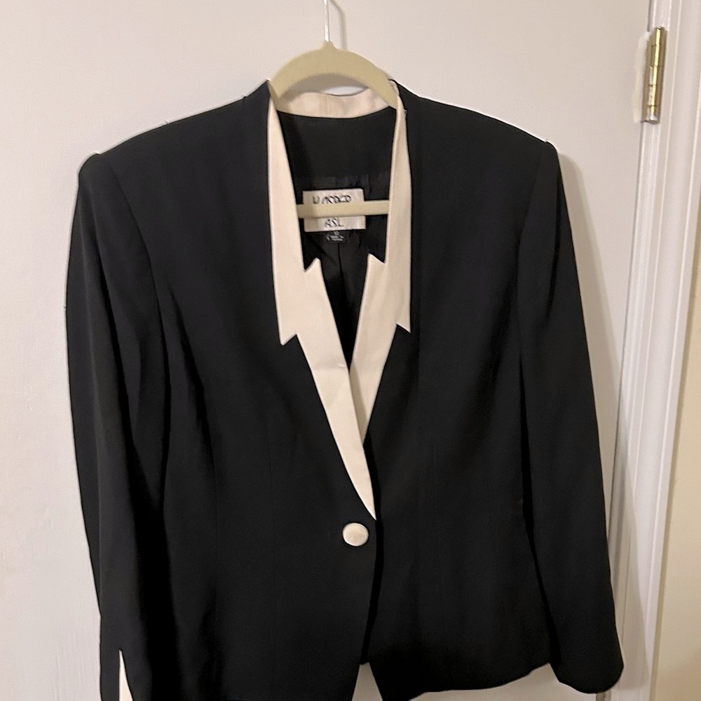 Vintage Kasper Women's Black Blazer with Cream Lapels